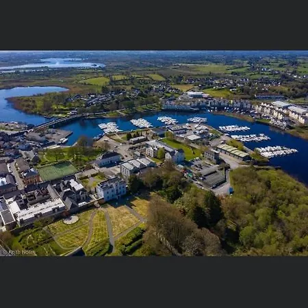 Semesterbostad Parisian Style Townhouse Carrick on Shannon