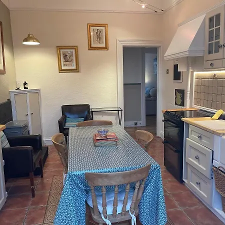 Semesterbostad Parisian Style Townhouse Carrick on Shannon